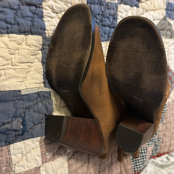 ARIAT Lindsley Tan Brown Leather Booties Peep Toe Women’s leather wood heel - Picture 5 of 6